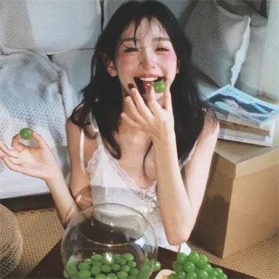 戴脚镣的女孩
